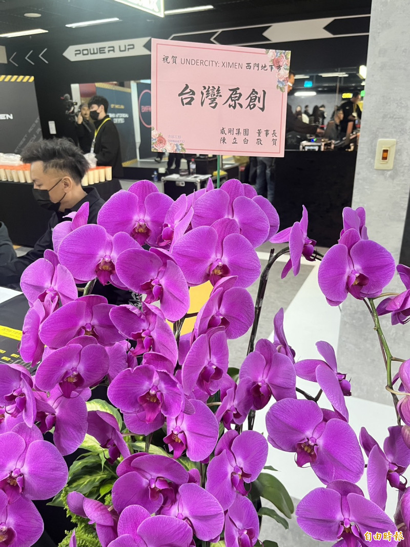 記憶體大廠威剛（3260）是新想第一大股東、持股約三成，董事長陳立白特別送來花束，恭喜「西門地下市」正式開幕。（記者張慧雯攝）