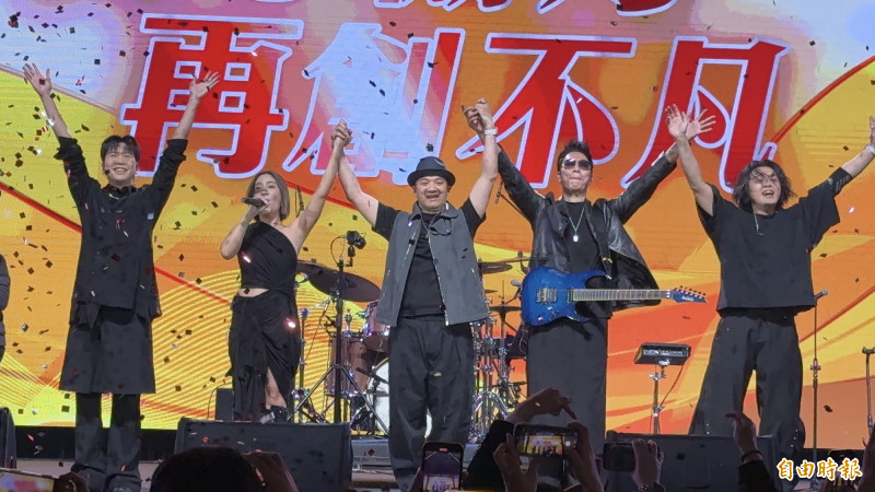 影片曝光！英業達董座化身鼓手旺年會合體小男孩樂團- 自由財經