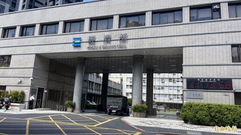 經濟部日前與勞動部達成共識，調整「特定工廠移工資格認定函」效期為90日。（資料照）