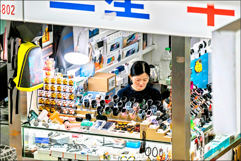 隨著經濟表現不見起色，中國官媒如今回頭讚揚地攤經濟。（彭博）