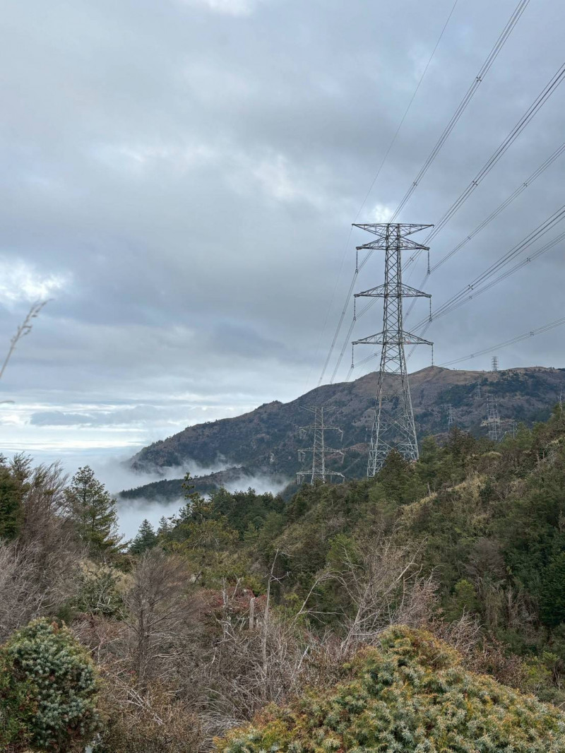 目前花蓮地區供電以橫貫中央山脈的「新東西線」高壓輸電線路為主，若能推動「蘇花安」電網共構，將提升花東電網韌性。（圖為新東西線，台電提供）