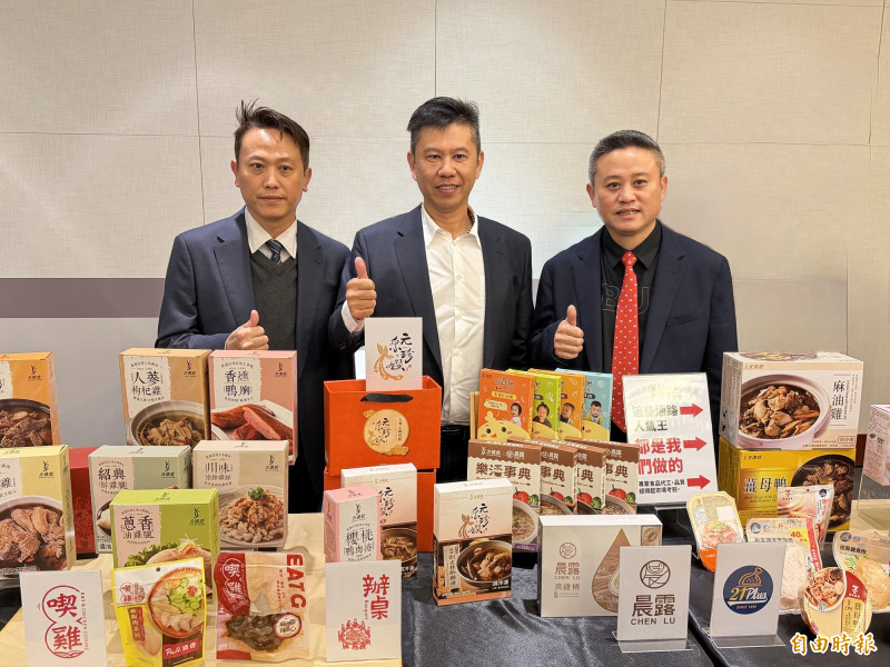 以生產油醉雞及滴雞精聞名的元進莊（7895），由元進莊董事長吳政憲（中）、總經理吳鋐源（右）、副總經理吳佳旻（左）合力經營，營收年年創新高，明天（22日）將以每股55元登錄興櫃。（記者楊雅民攝）