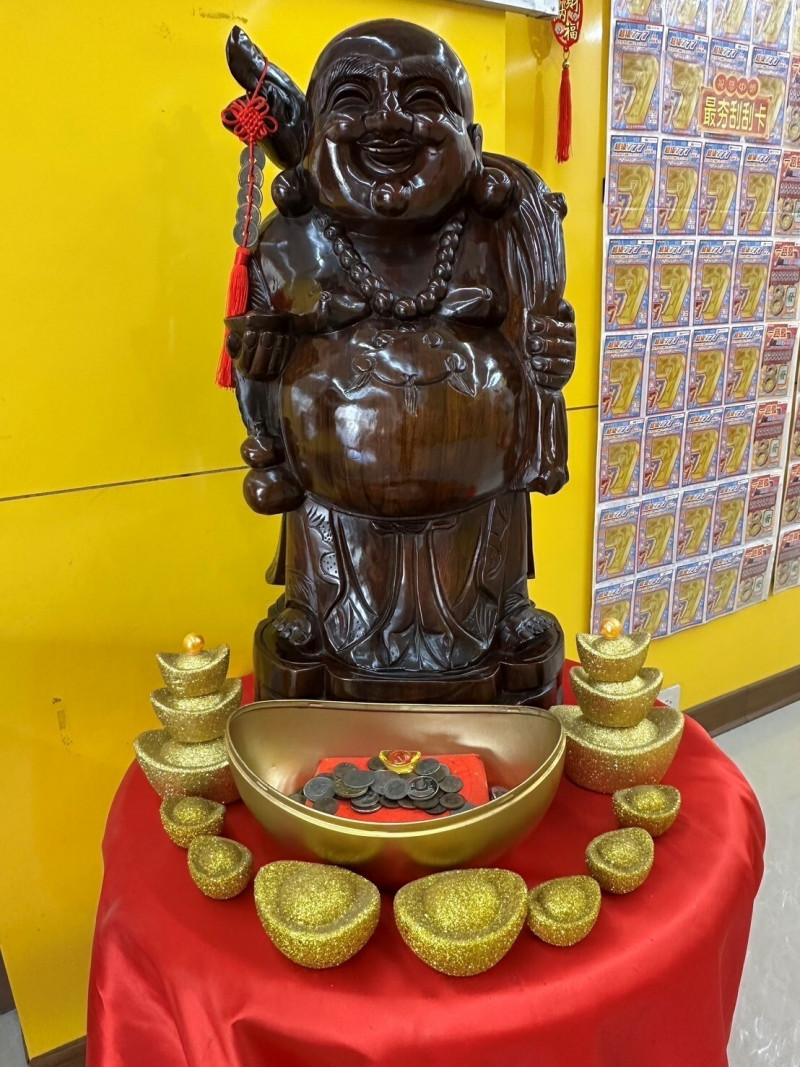 台彩轉述，一位越南移工摸著彌勒佛的肚子許願中大獎，結果刮中頭獎1200萬元。（台彩提供）