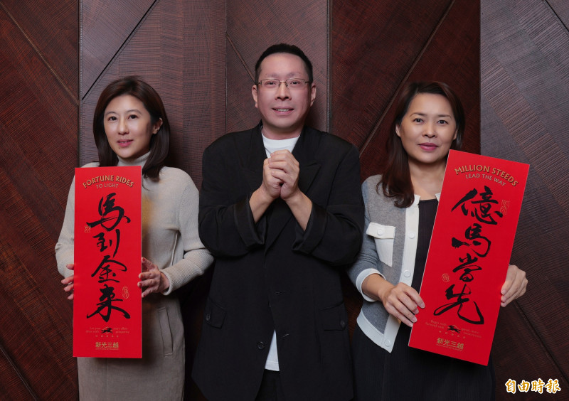 新光三越去年進行組織調整，全面強化團隊力量，左起為新光三越行銷本部本部長黃韻芝、執行副總經理吳昕昌、營業本部本部長歐陽慧。（記者卓怡君攝）