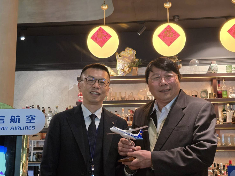 華信航空明年引入A321新機 。圖為華信董事長陳大鈞（右）、總經理莊明哲（左）。（記者王憶紅攝）