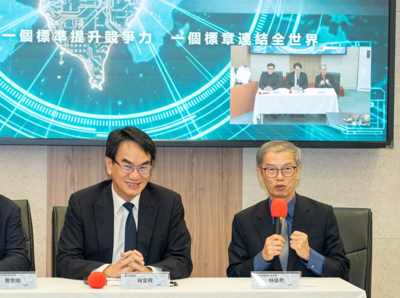 政府積極勾勒屬於台灣AI時代的重大建設藍圖，圖為數發部部長林宜敬（左）、數產署署長林俊秀。（下載自數發部網站）