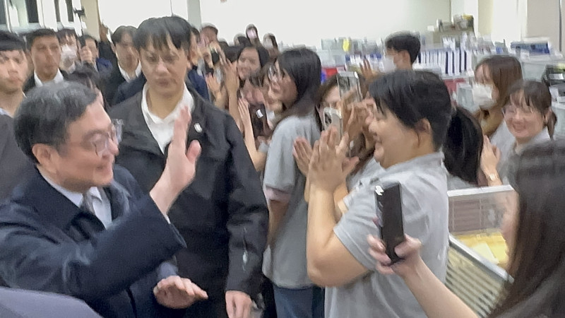 行政院長卓榮泰（左）到台南參觀錸恩帕斯科技公司，了解產業面對台美關稅的需求。（記者劉婉君攝）