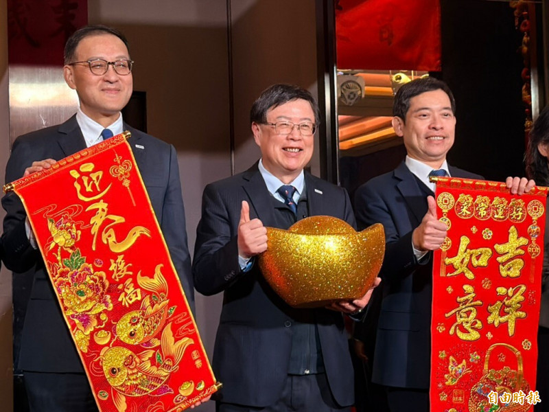 期交所研議國定假日開盤。圖正中為董事長吳自心、左為總經理周建隆、右為副總楊朝舜。（記者歐宇祥攝）