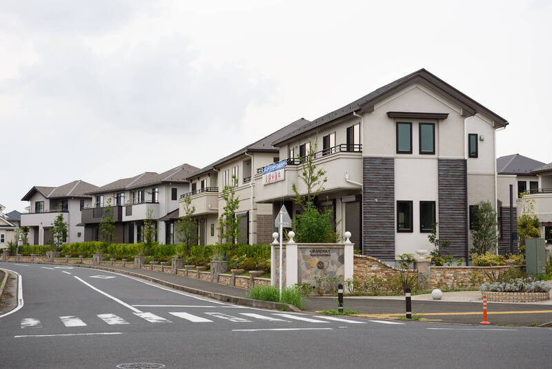 在考慮購買自用住宅時，首先必須面對的課題就是「預算」。示意圖，日本的獨棟住宅。（彭博）