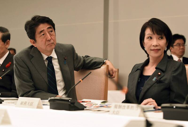高市早苗是已故前首相安倍晋三(左)的得意门生,图为2014年,时任日本首相的安倍晋三和时任总务大臣的高市早苗,出席会议的画面。 (路透)