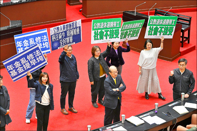 軍職人員仍維持新進人員加入現有基金，受到新生兒斷崖影響恐較大；而公教人員舊制退撫基金改為「封閉團體」後，雖受少子化衝擊小，但財務缺口壓力龐大，加上藍白強硬推動反年改，政府撥補壓力更重。（資料照）