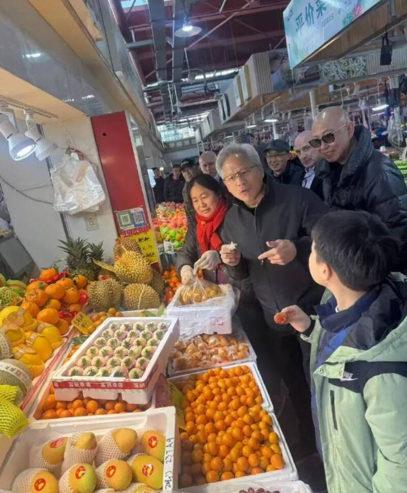 輝達執行長黃仁勳抵達中國參加公司年會，還前往上海菜市場買水果。（圖取自中國社群平台）