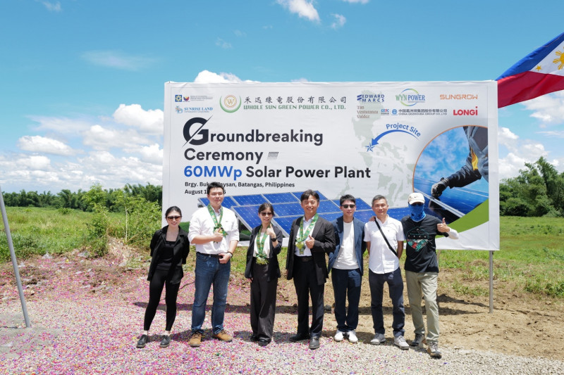 碩禾旗下禾迅綠電1月27日登錄興櫃，跨國布局綠能、儲能新商機。左四為董事長黃文瑞，左三為總經理汪采樺。（業者提供）