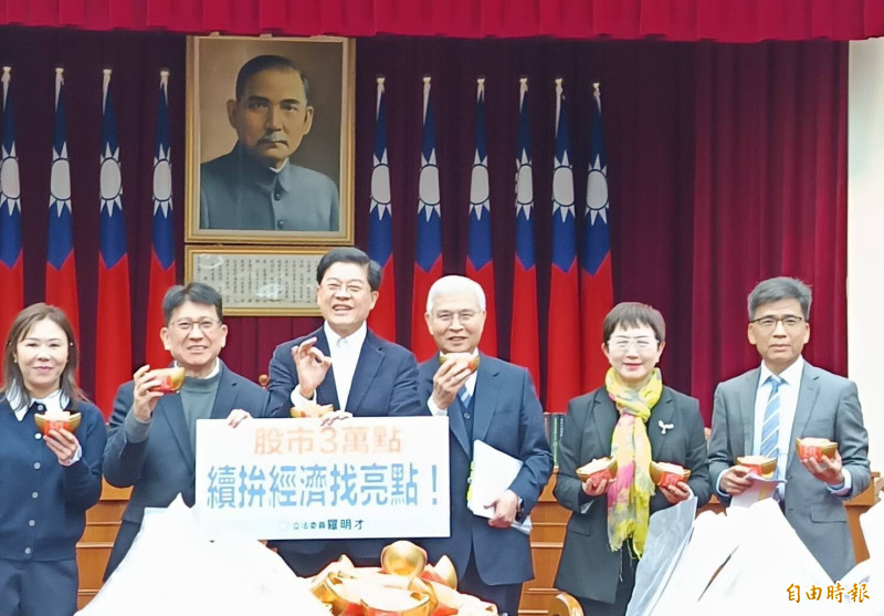 為慶祝台股站穩3萬點大關，台股攻破3萬點，國民黨立委羅明才今天（26日）再度在立法院財委會請吃雞排、喝珍奶。（記者王孟倫攝）