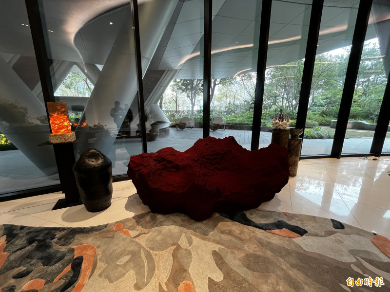 「陶朱隱園」大廳沙發擺設。（記者徐義平攝）