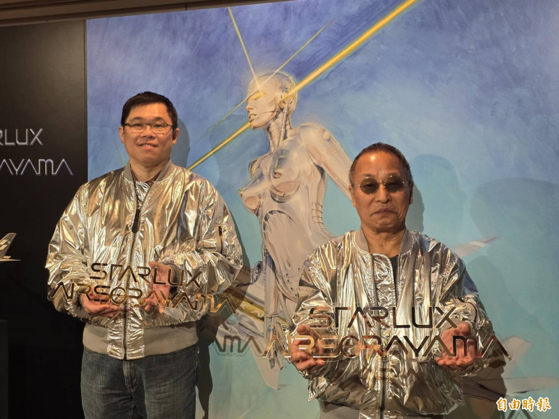星宇航空攜手空山基，打造全球最大藝術品。圖左為星宇航空董事長張國煒，右為空山基。（記者王憶紅攝）