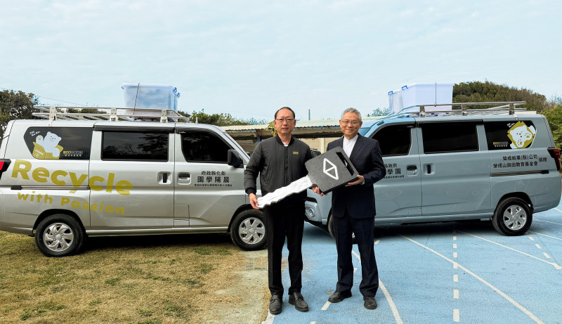 榮成攜手彰化縣政府捐贈交通車。今日舉辦交通車的鑰匙交接儀式。圖左為榮成副總林呈祥、右為晨陽學園校長陳蘭棣。（業者提供）