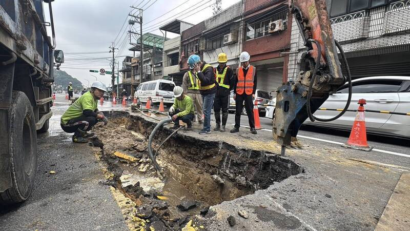 基隆八堵路今晚辦理管線搶修作業，台水公司一區處表示，已規劃採取一次性修復方式，訂在今晚9點停水後立即進場施工，縮短作業提前在明天9點恢復供水。（基隆市政府提供）