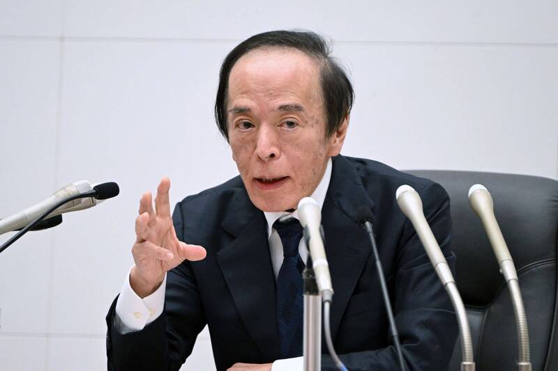 日本央行27日宣布，總裁植田和男2025財年的年薪將比前一年增加4.8%，達到3781萬日圓（台幣770萬元）。（彭博）