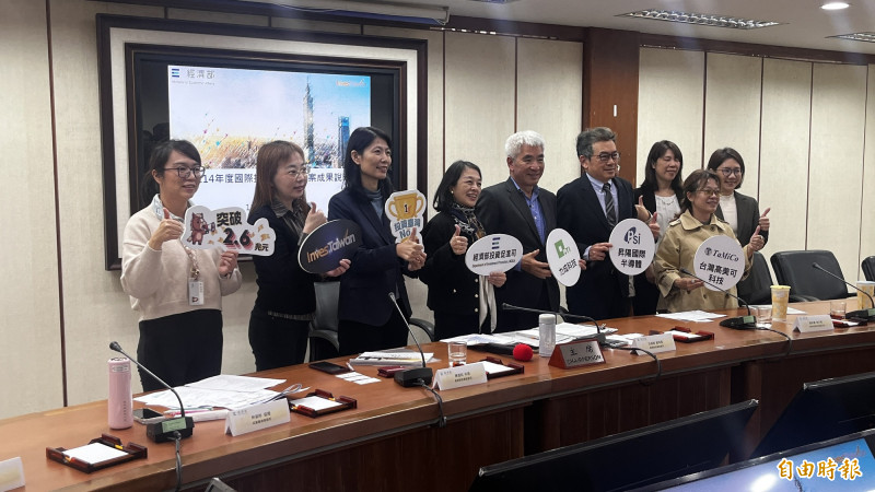 經濟部投資促進司今（28）日舉辦「114年度國際招商暨三大方案成果說明記者會」。（記者廖家寧攝）