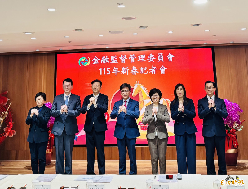 金管會舉行新春記者會。圖中為金管會主委彭金隆、左一為金管會副主委陳彥良、右一為金管會副主委莊琇媛。（記者王孟倫攝）