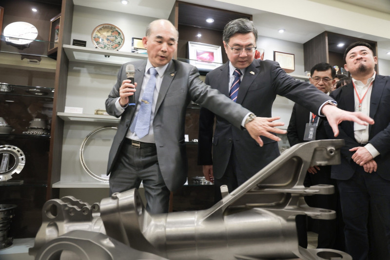 行政院長卓榮泰（左2）參訪晟田科技公司製作的飛機起落架，由晟田董事長謝永昌親自導覽。（行政院提供）