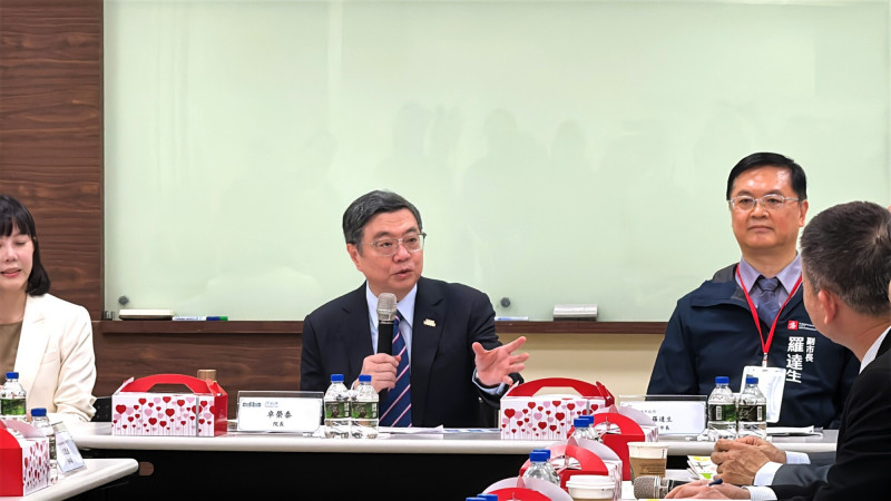 行政院長卓榮泰與國內航太及機械產業座談，了解業界的需求。（記者許麗娟攝）