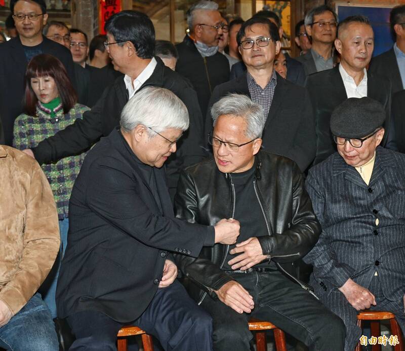 輝達創辦人黃仁勳2026年首次訪台，今（31日）晚間又在他最愛的窯磚古早味餐廳宴請輝達供應鏈，包括台積電董事長魏哲家、鴻海董事長劉揚偉都是座上賓，黃仁勳也說對供應鏈夥伴有很高的期待，今年是「非常關鍵的一年」。（記者方賓照攝）