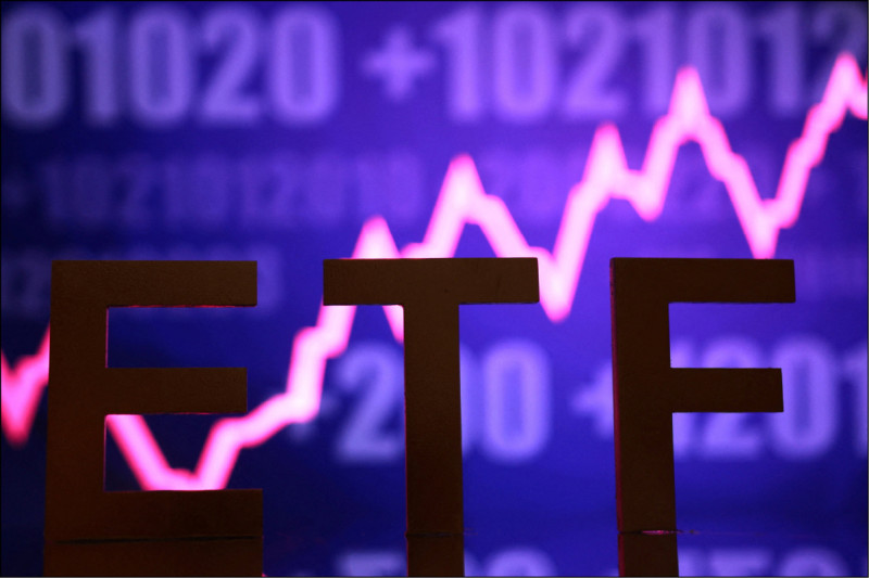 壽險新制帶來的資金潮、市場高檔震盪的避險需求，以及即將引爆的除權息行情三大引擎助攻下，建議投資人將高股息ETF納入核心配置，從容應對今年市場挑戰。（路透）