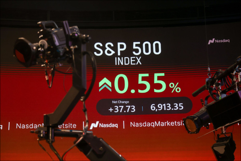 標普科技股未來12個月本益比約35倍，遠低於 Dot-com 高峰的66倍，顯 AI應用有望擴及更多產業。（彭博）