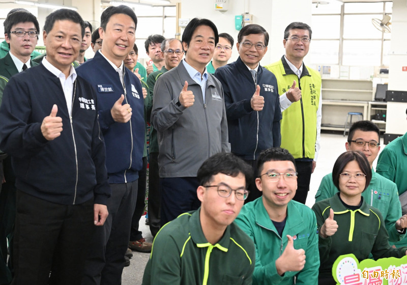 賴清德總統趕在農曆春節之前，今天上午到台北郵局慰勉快捷郵件的投遞同仁辛勞。（記者林正堃攝）