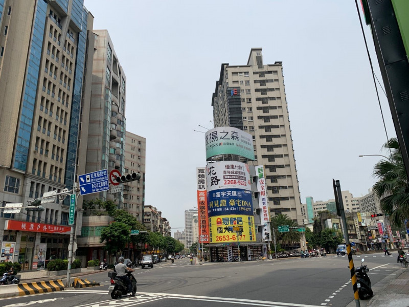 今年1月房市交易量比去年12月減少，減少最多的是板橋區。圖為板橋四川路一帶。（新北市地政局提供）