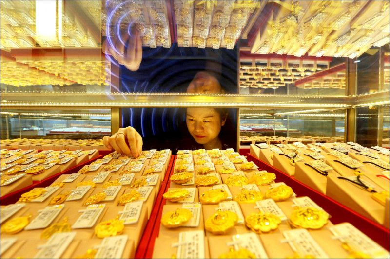 黃金白銀史上最大崩盤嚇傻不少投資人，法人認為，只是剛好遇上漲高拉回，長線仍看多。（法新社資料照）