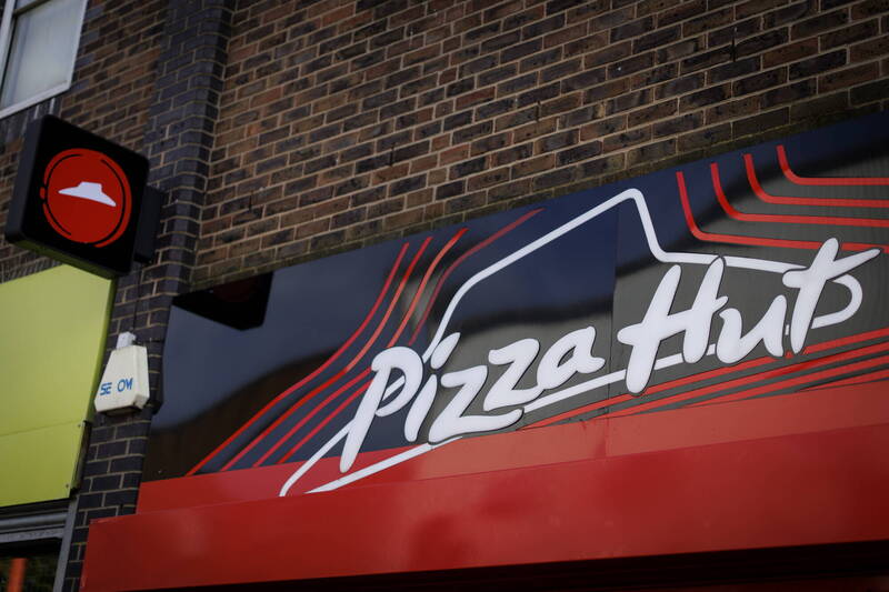 在披薩產業陷入困境之際，傳出餐飲巨頭百勝餐飲正在考慮出售旗下品牌必勝客。（歐新社資料照）