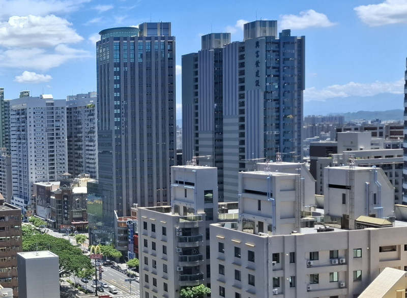 高雄市一月份建物買賣移轉比去年同期增逾兩成，業界仍不敢樂觀。（記者侯承旭攝）