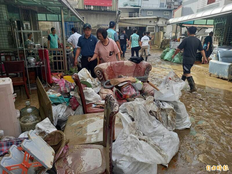 鳳凰颱風造成宜蘭、花蓮店家及攤商受損，為協助商家順利恢復營業，經濟部提供「商家援助」方案。（資料照）