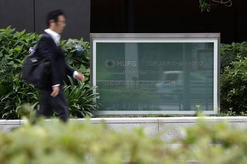 日本導入「管理職屆齡卸任」的企業約占30%，導致薪水和退休金都會同步減少。（示意圖，彭博）