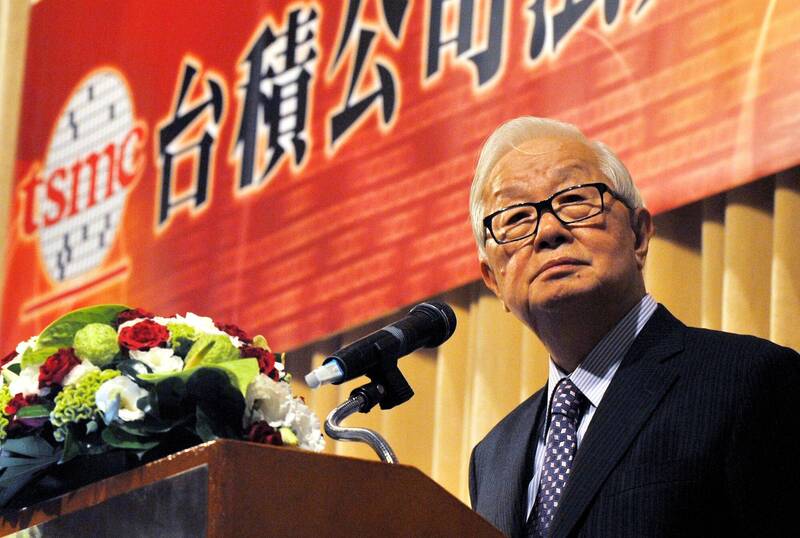 時任台積電董事長的張忠謀提出了「夜鷹計畫」，將人力分成三班制，進行每週7天、每天24小時的輪值研發。（法新社）