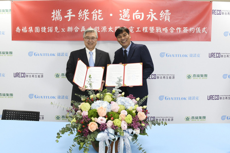 聯合再生能源執行長張為策（左）與喬福集團營運長郭宏志（右）代表簽約。（業者提供）