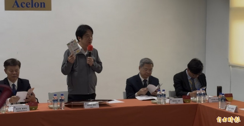 總統賴今天到彰化縣進行「產業關懷之旅」，他與當地的紡織業者座談，並拿出行政院編印的「因應對美關稅」小冊子。（記者顏宏駿攝）