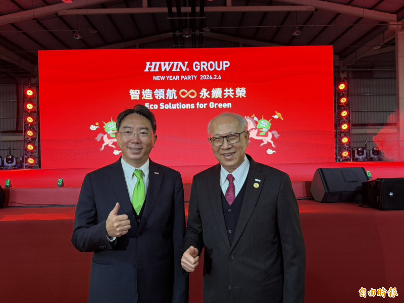 上銀董事長卓文恒（左）與上銀總裁卓永財（右），出席上銀集團尾牙。（記者林菁樺攝）