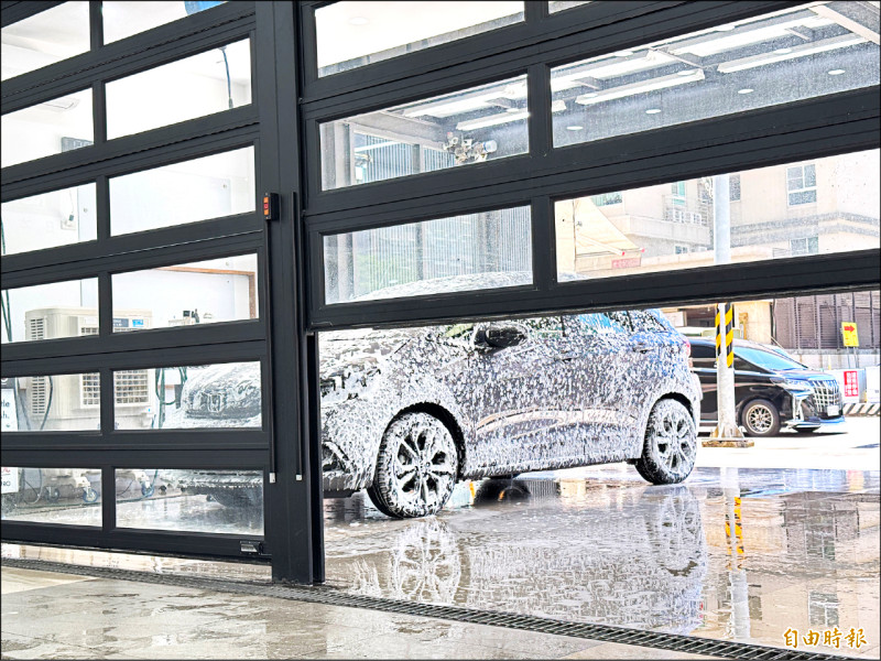 電動車大量興起，已有經銷商搶先佈局，轉型進軍汽車美容和汽車精品市場，創造營運成長動能。（記者楊雅民攝）