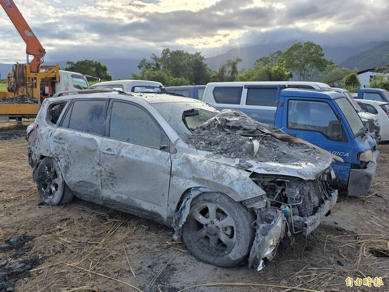 花蓮馬太鞍溪堰塞湖洪災造成災區2、3千輛汽機車毀損報廢。（記者花孟璟攝）