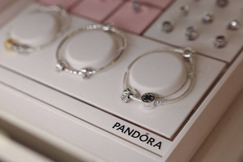 丹麥珠寶品牌潘多拉（Pandora）為降低銀價對公司業績的影響，宣布調整產品策略，將推出鍍鉑金（platinum-plated）首飾。（示意圖，路透）