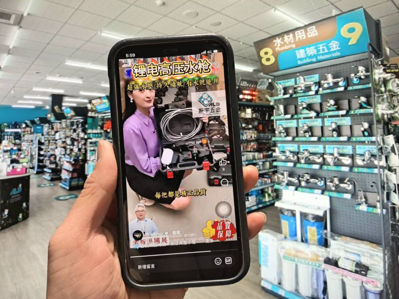 近期網路流傳一支盜用振宇五金門市負責人出鏡的促銷影片，宣稱「年底清庫存」，原價3000多元的高壓水槍，多名消費者收到包裹後只見空盒，有人甚至僅收到玩具水槍，振宇五金籲民眾慎防一頁式詐騙。（振宇五金提供）