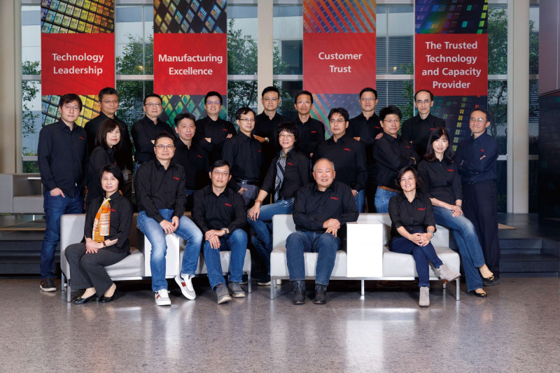 葉主輝（前排右二）率領台積電2奈米平台研發團隊曾獲經濟部創新獎（取自經濟部網站）