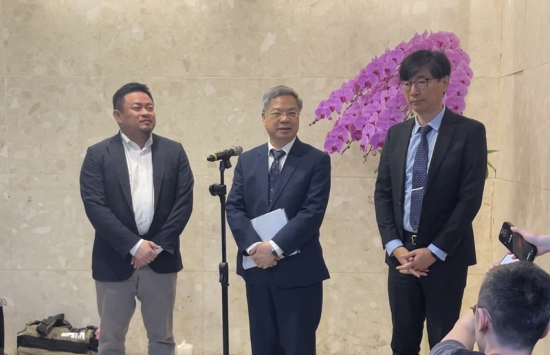 經濟部長龔明鑫（中）表示，初步匡定30億元專款支持國內汽車與零組件產業發展。（記者廖家寧攝）