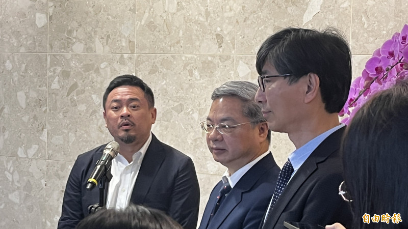 勞動部長洪申翰（左）。（記者廖家寧攝）