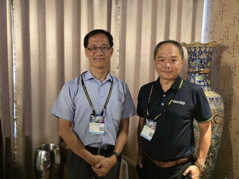 華安泡泡龍新藥，獲准在台灣進行臨床二期試驗。圖右為華安董事長陳翰民、左為源華智醫總經理許銀雄。（資料照）