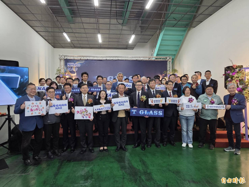 嘉義縣長翁章梁等人今見證福隆公司量產T-Glass。（記者王善嬿攝）